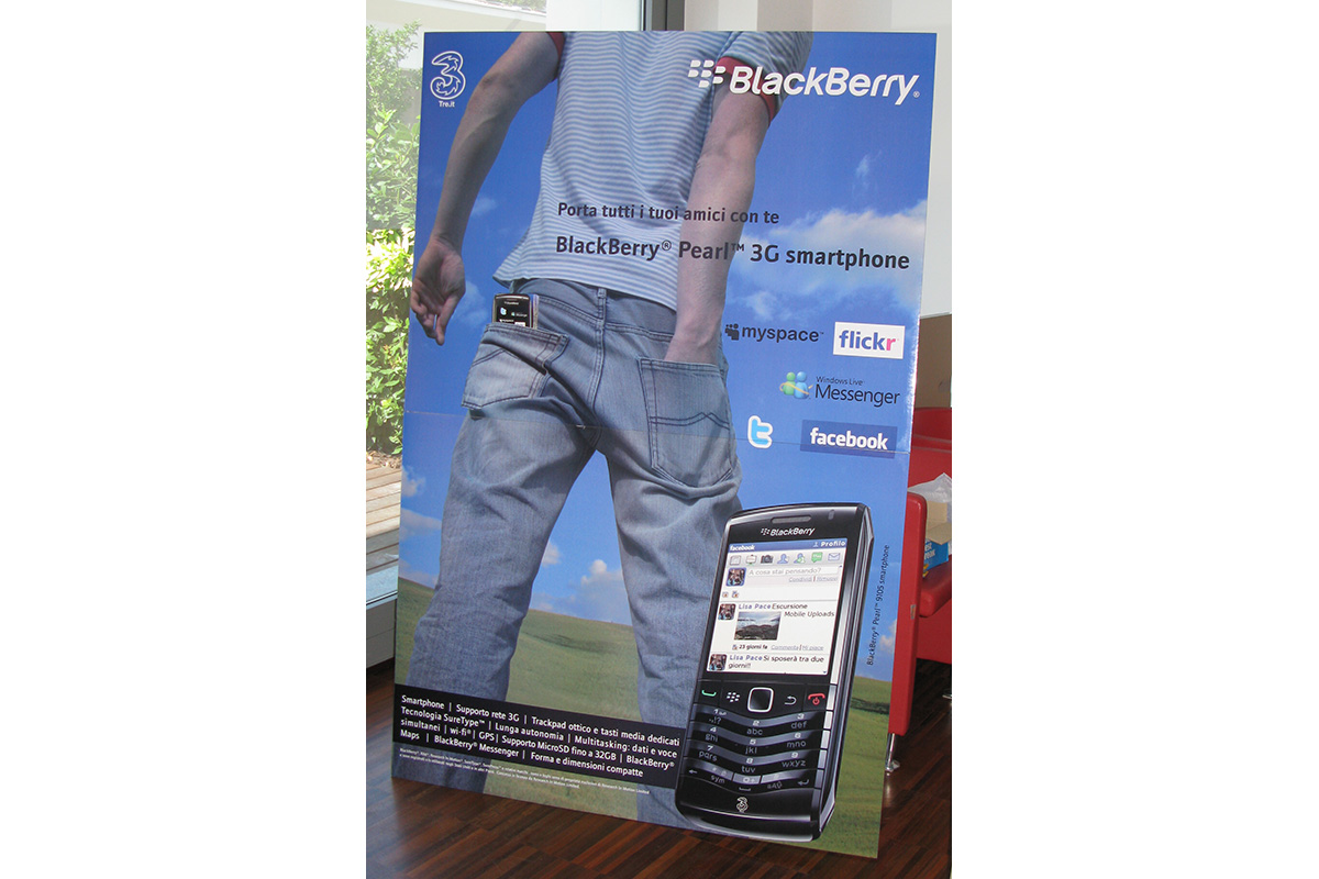 BlackBerry Pearl: totem 3d con porta flyer